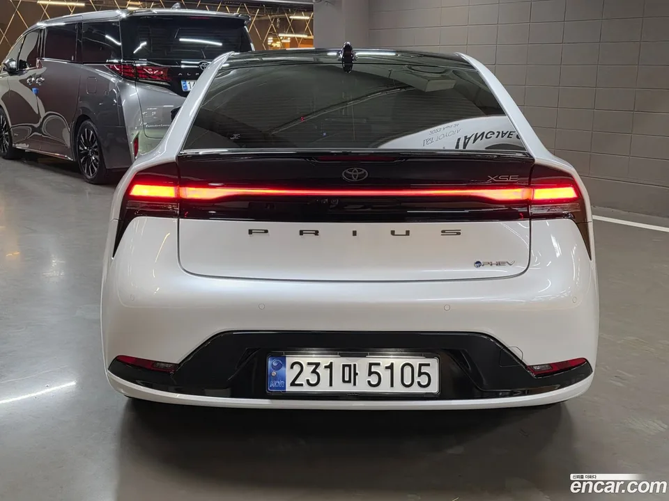 Toyota Prius 2.0 PHEV XSE 2023 — миниатюра 4