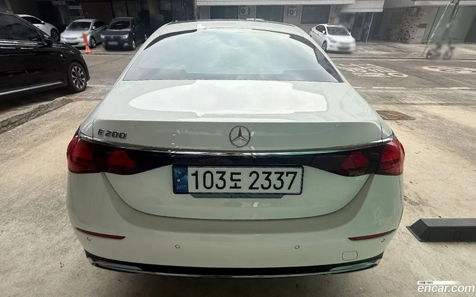 Mercedes-Benz E-Class E200 2024 — thumbnail 4