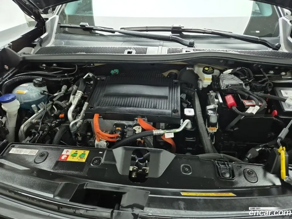 Peugeot e-2008 EV 2022 — миниатюра 2