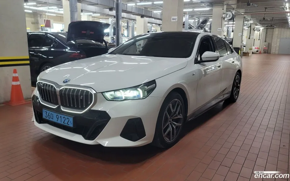 BMW i5 eDrive 40 M 2024 — фото 1, купить с доставкой в Москву