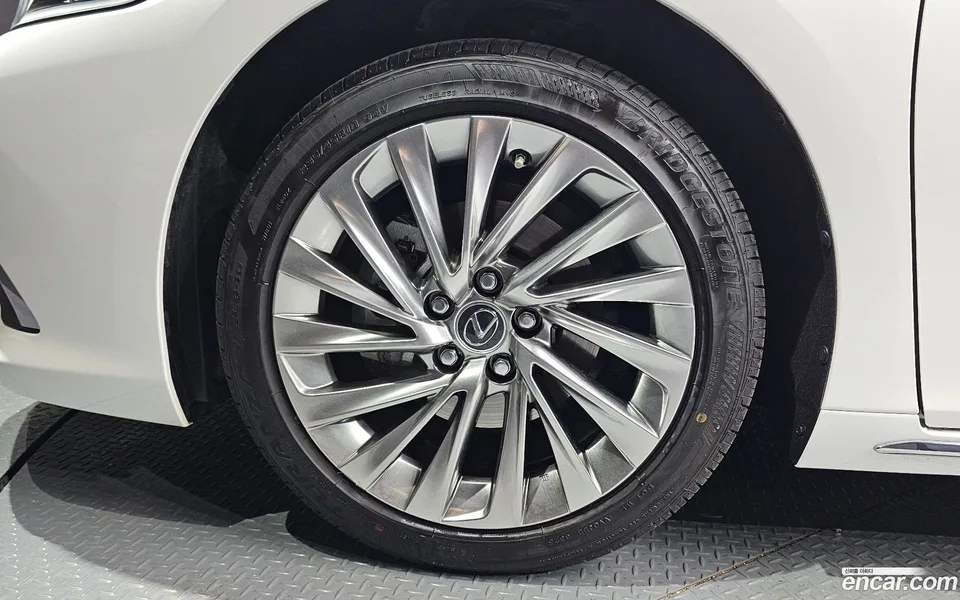 Lexus ES 300h 2025 — миниатюра 2