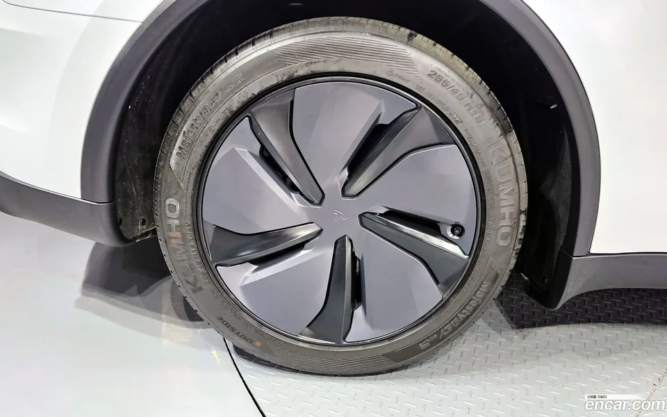 Tesla Model Y RWD 2025 — миниатюра 5