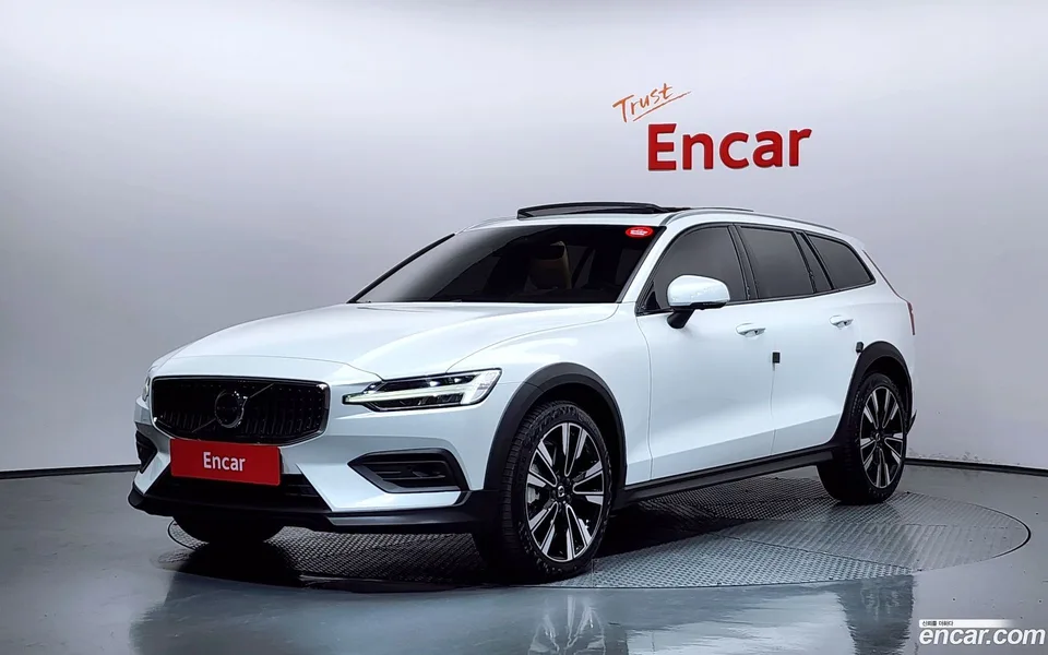 Volvo V60 Cross Country B5 AWD 2025 — фото 1, купить с доставкой в Москву