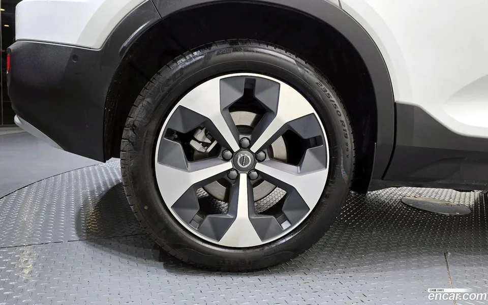 Volvo XC40 B4 2025 — миниатюра 5