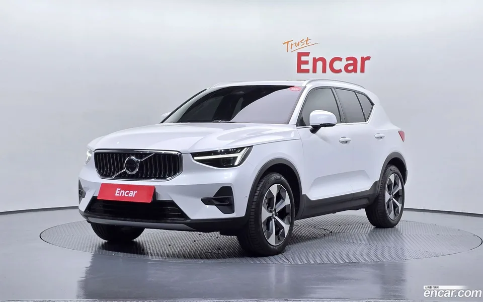 Volvo XC40 B4 2025 — фото 1, купить с доставкой в Москву