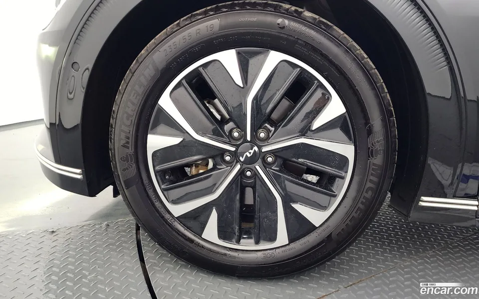 Kia EV6 2023 — миниатюра 5