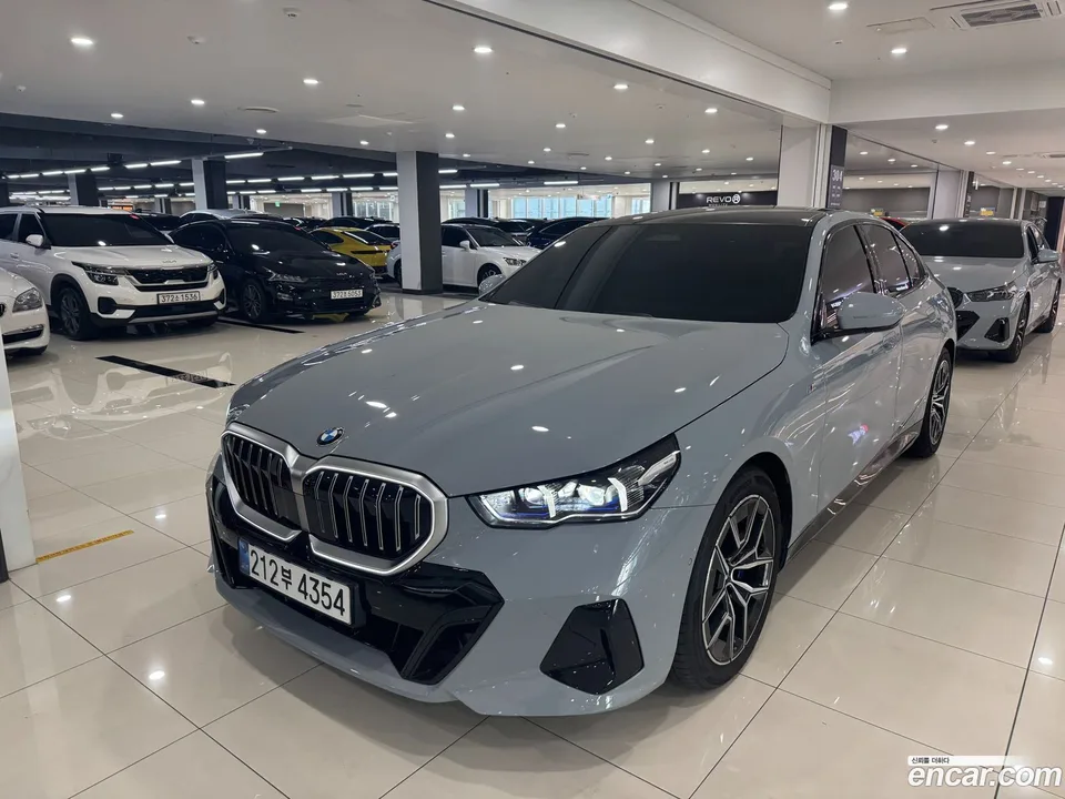 BMW 5 Series 523d xDrive M 2025 — фото 1, купить с доставкой в Москву