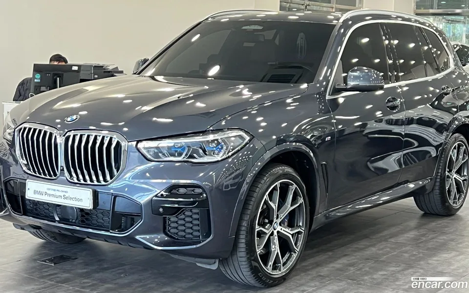 BMW X5 xDrive 40i M 2022 — фото 1, купить с доставкой в Москву