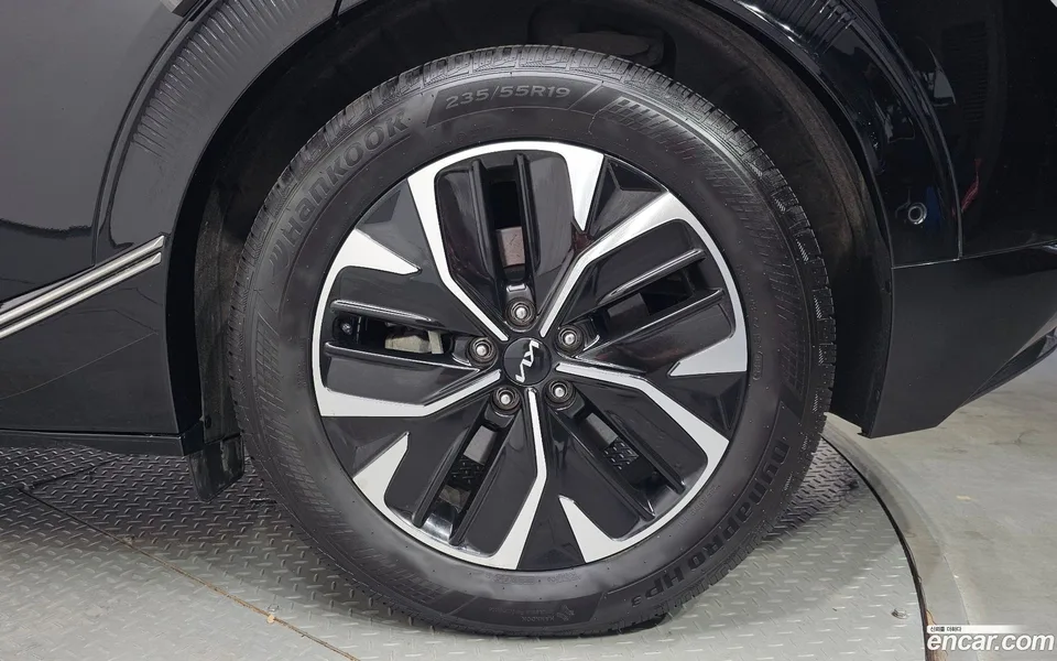 Kia EV6 2023 — миниатюра 2