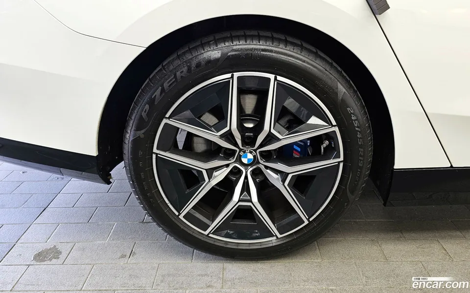 BMW 5 Series 520i M 2023 — миниатюра 2