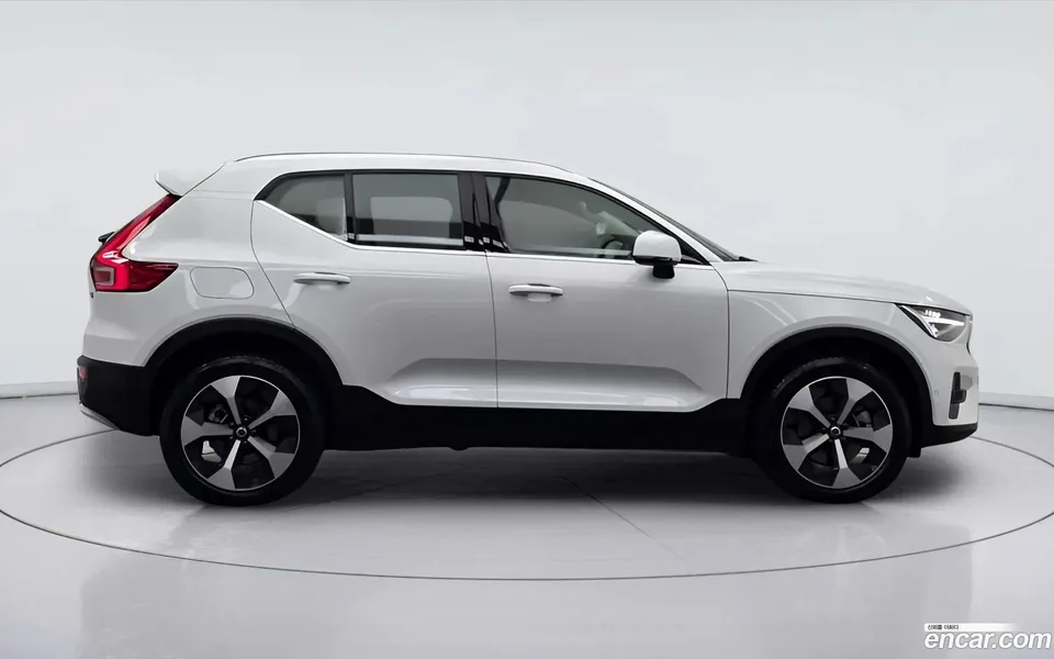 Volvo XC40 B4 2025 — миниатюра 3