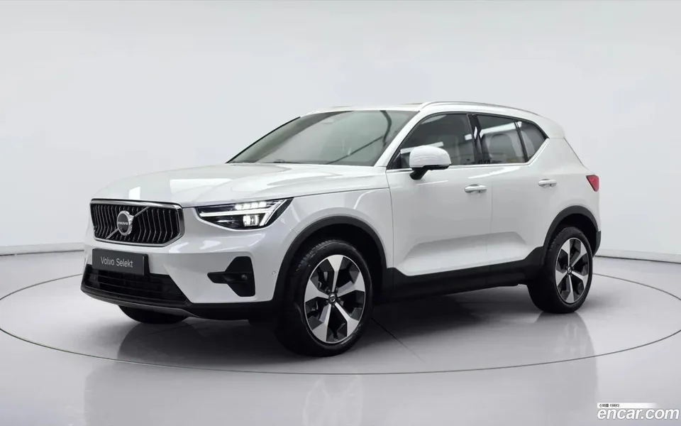 Volvo XC40 B4 2025 — фото 1, купить с доставкой в Москву