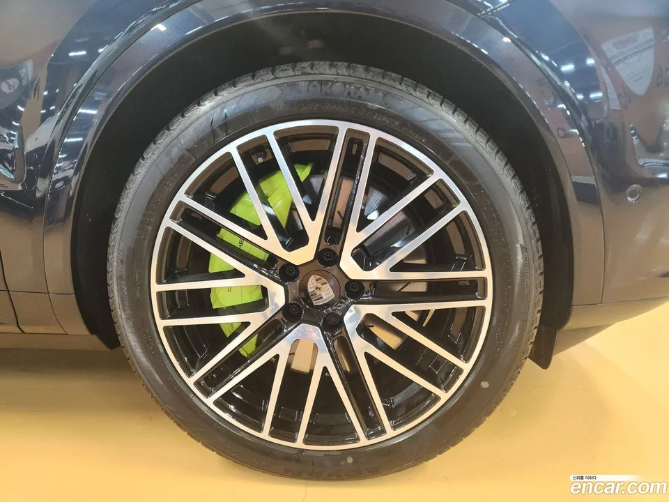 Porsche Cayenne 4.0 E- 2025 — миниатюра 4