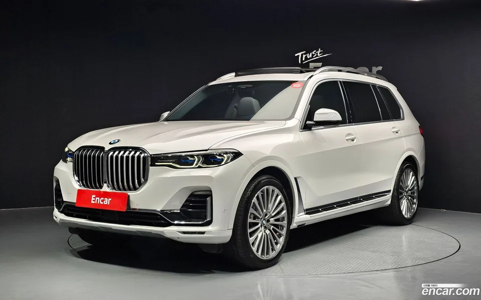 BMW X7 xDrive 40i 7 2022 — фото 1, купить с доставкой в Москву