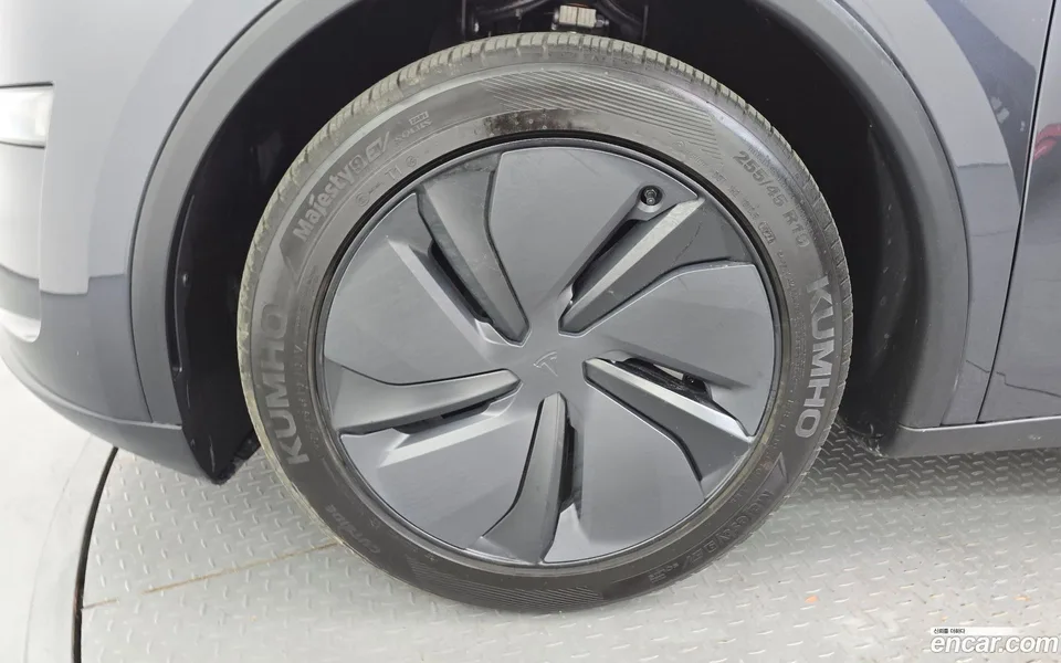 Tesla Model Y AWD 2025 — миниатюра 5