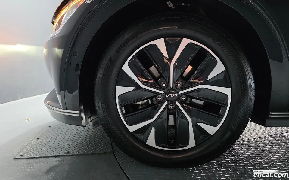 Kia EV6 2023 — миниатюра 5