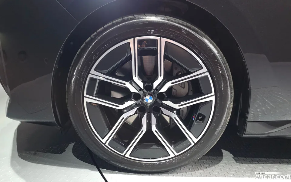 BMW 7 Series 740i xDrive M 2023 — миниатюра 2
