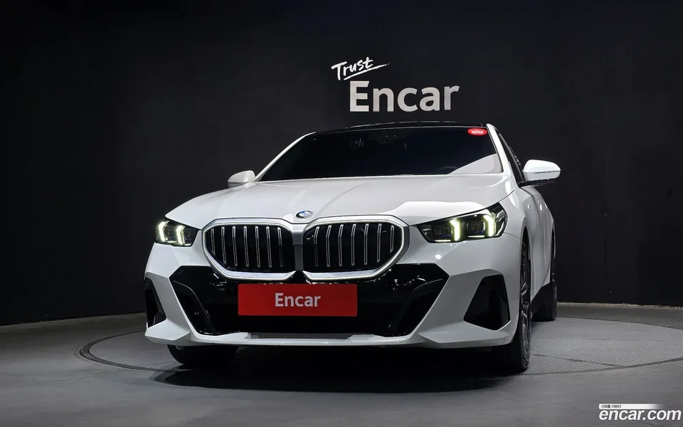 BMW 5 Series 520i M 2024 — thumbnail 3