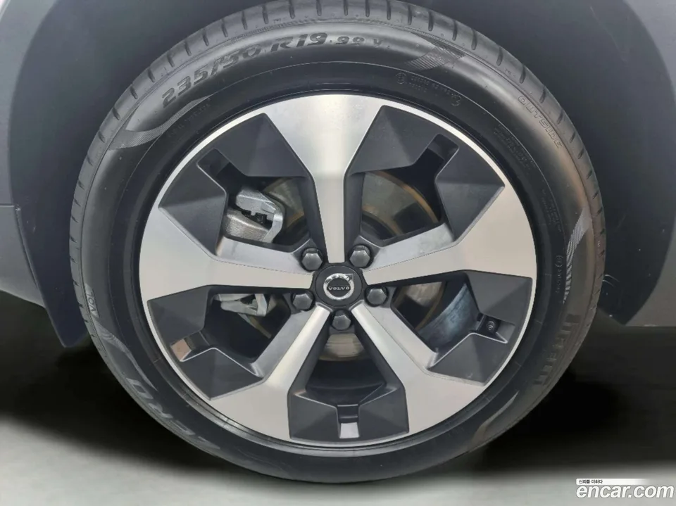 Volvo XC40 B4 2025 — миниатюра 2