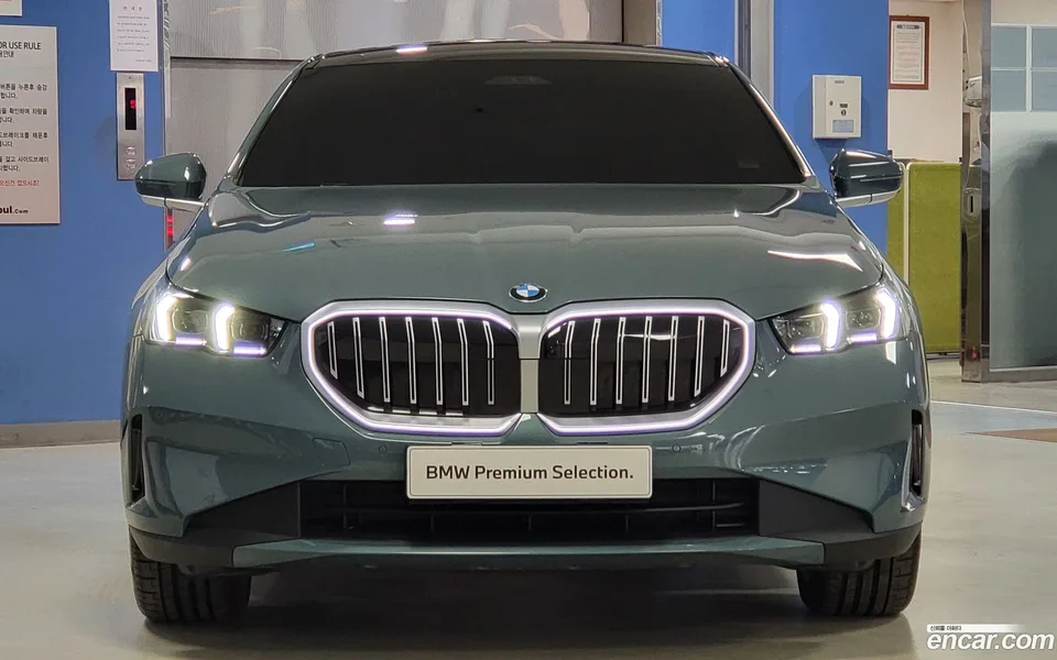 BMW 5 Series 530i xDrive 2025 — миниатюра 3