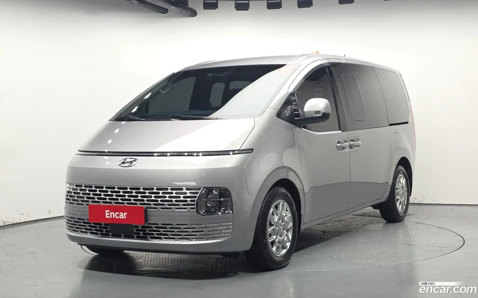 Hyundai Staria 5 2023 — фото 1, купить с доставкой в Москву
