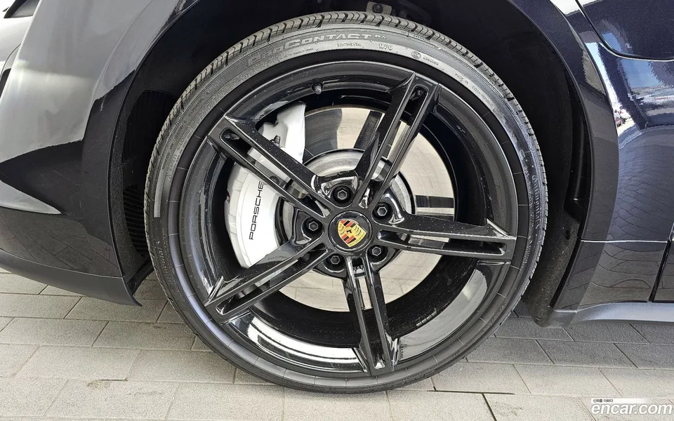 Porsche Taycan 2023 — миниатюра 2