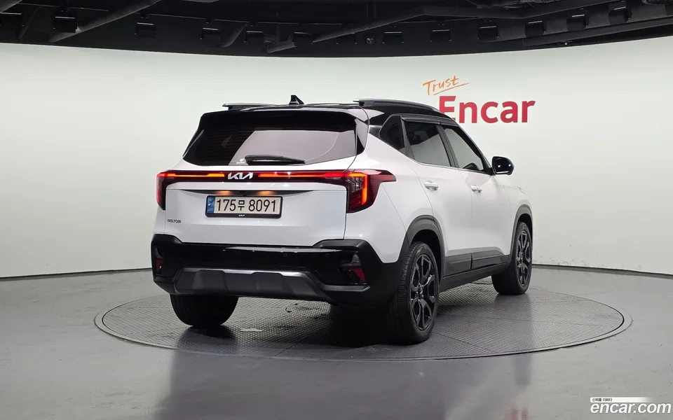 Kia Seltos 1.6 2WD 2023 — фото 1, купить с доставкой в Москву