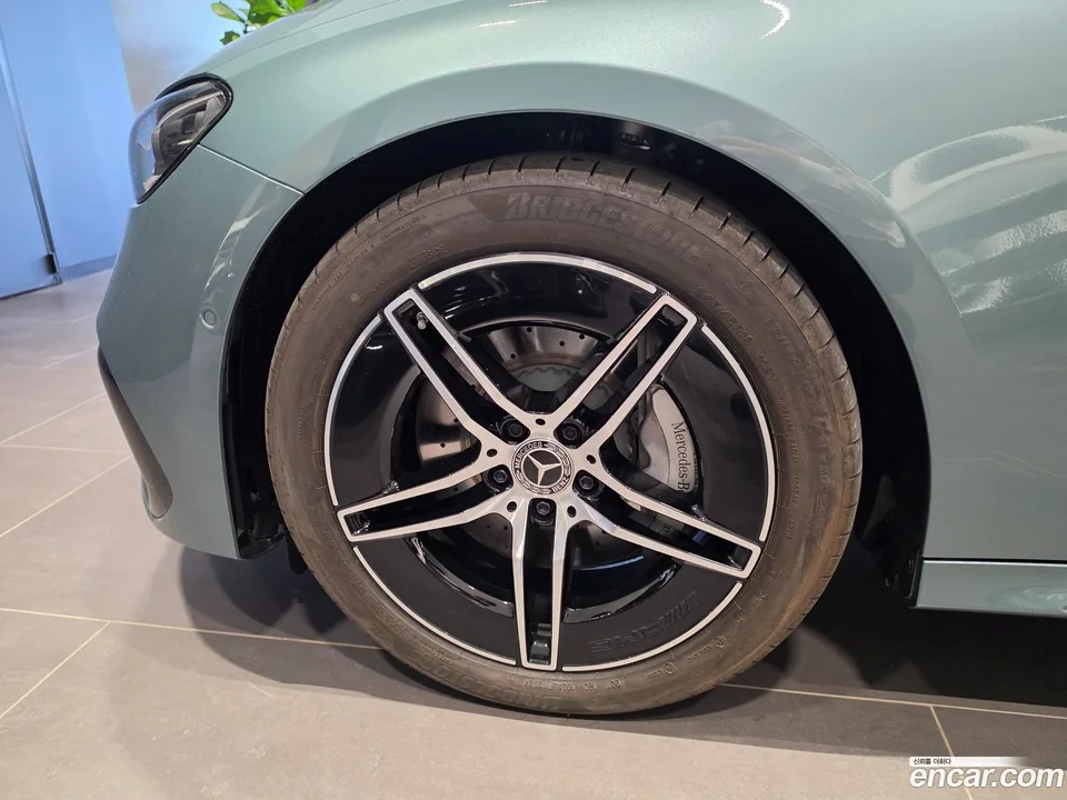 Mercedes-Benz E-Class E300 4MATIC AMG Line 2025 — миниатюра 2