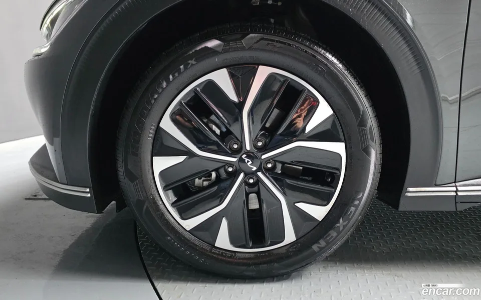 Kia EV6 2023 — миниатюра 2