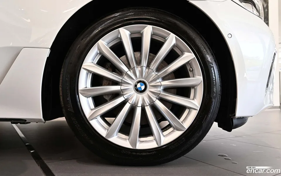 BMW 6 Series GT 630i xDrive 2023 — миниатюра 5
