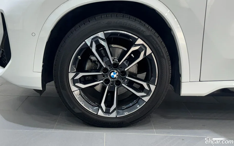 BMW X1 xDrive 20i M 2023 — миниатюра 2
