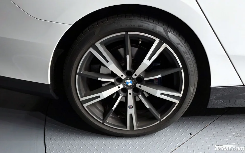 BMW 5 Series 530i xDrive M 2023 — миниатюра 5