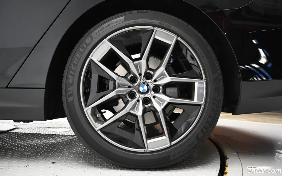 BMW 5 Series 530i xDrive 2025 — миниатюра 5