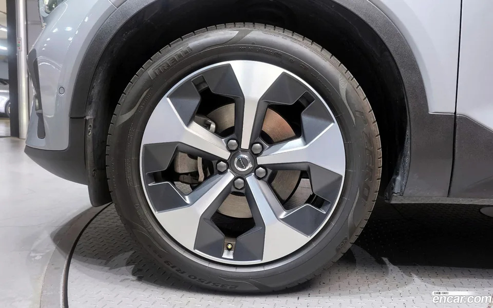 Volvo XC40 B4 2024 — миниатюра 5