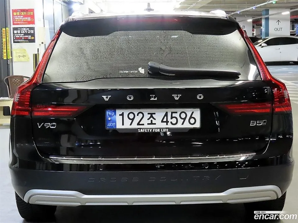 Volvo V90 Cross Country B5 AWD 2024 — миниатюра 4