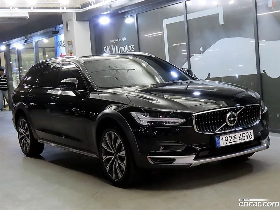 Volvo V90 Cross Country B5 AWD 2024 — фото 1, купить с доставкой в Москву