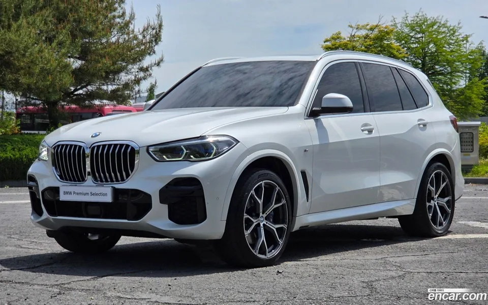 BMW X5 xDrive 40i M 2022 — фото 1, купить с доставкой в Москву