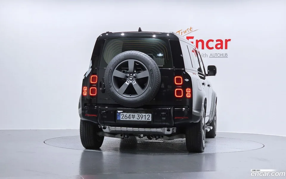 Land Rover Defender 110 P300 X- SE 2025 — миниатюра 4