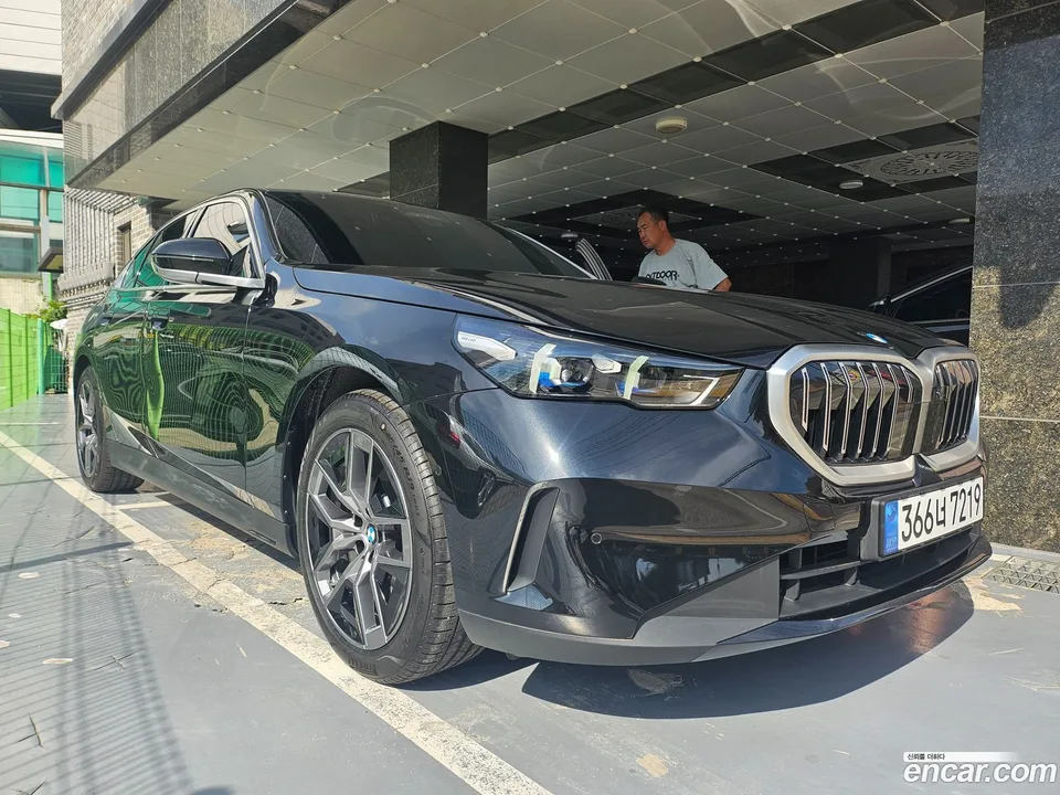 BMW 5 Series 520i 2025 — миниатюра 3