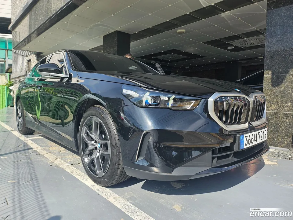 BMW 5 Series 520i 2025 — фото 1, купить с доставкой в Москву