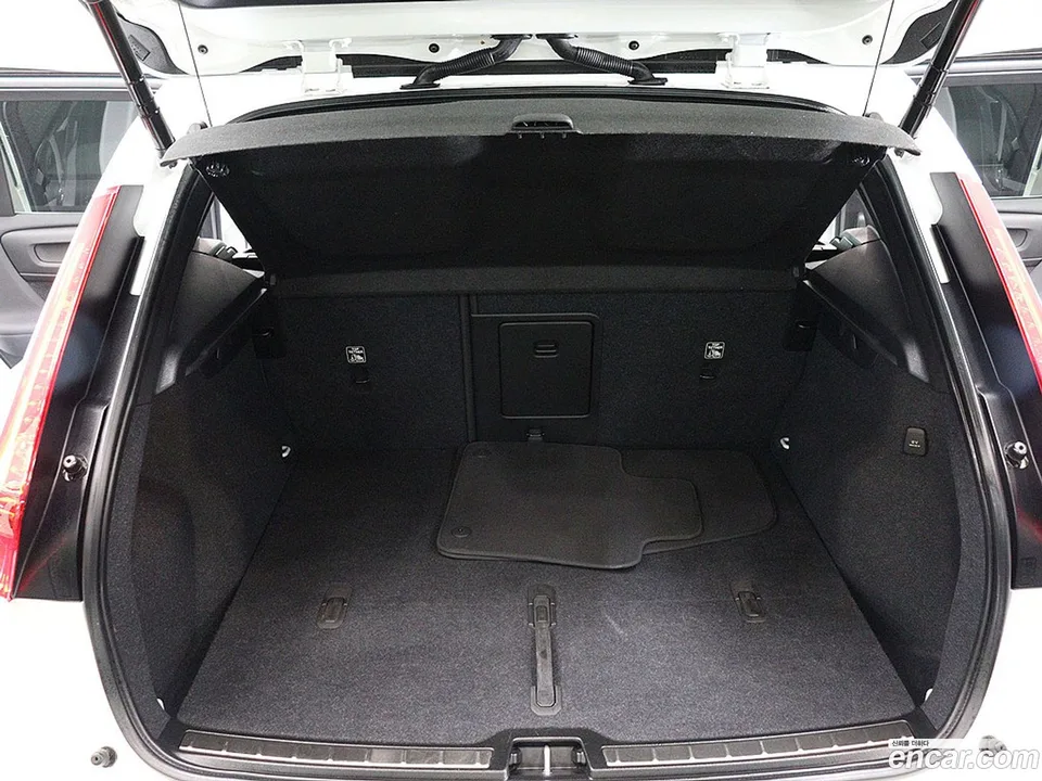Volvo XC40 B4 2023 — миниатюра 2