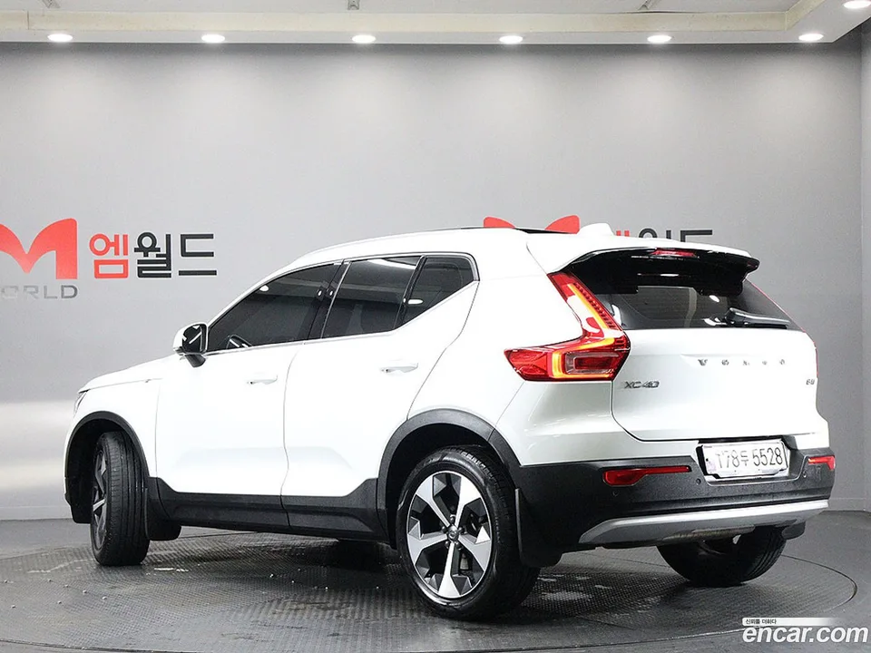 Volvo XC40 B4 2023 — миниатюра 3