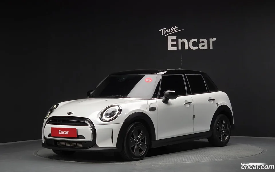MINI Cooper 5 2023 — фото 1, купить с доставкой в Москву