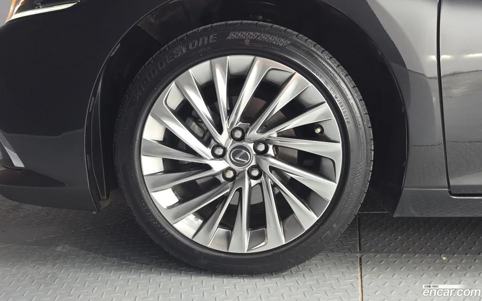 Lexus ES 300h 2023 — миниатюра 2