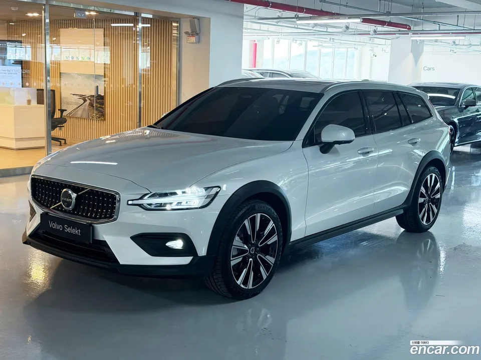 Volvo V60 Cross Country B5 AWD 2025 — фото 1, купить с доставкой в Москву