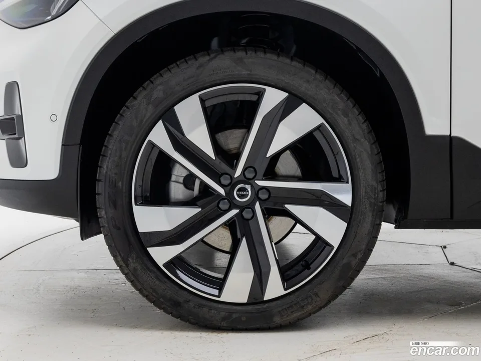 Volvo XC40 B4 2025 — миниатюра 2