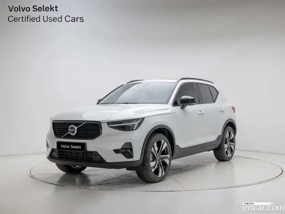 Volvo XC40 B4 2025 — фото 1, купить с доставкой в Москву