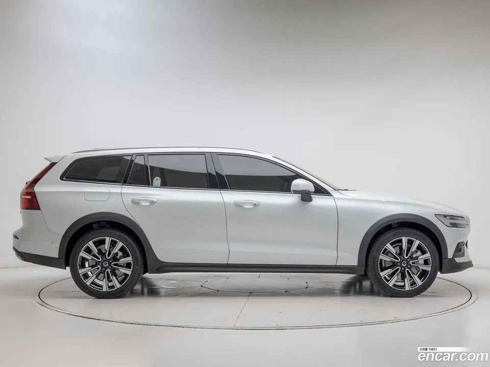 Volvo V60 Cross Country B5 AWD 2026 — миниатюра 3