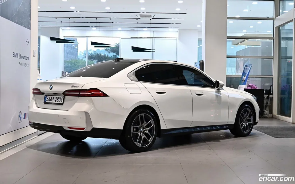 BMW 5 Series 520i 2025 — миниатюра 4