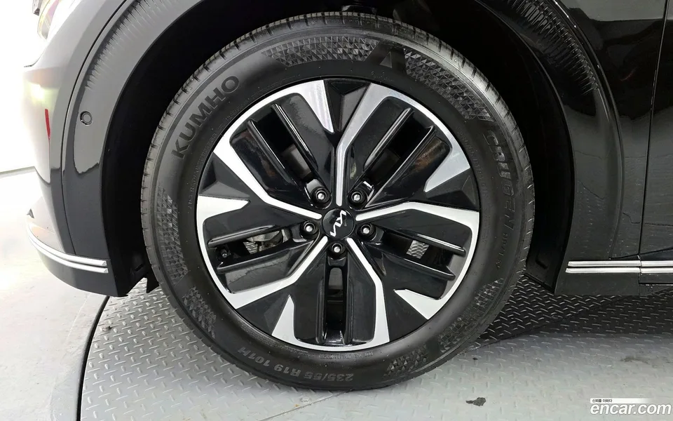 Kia EV6 2023 — миниатюра 2